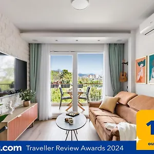 Apartment Exquisite Couples Delight With Free Bikes & Parking, Split